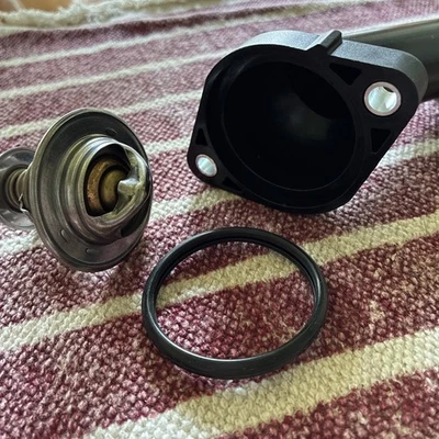 Kit de montaje de carcasa de termostato refrigerante motor moto 5513KT Foto 1 de 4