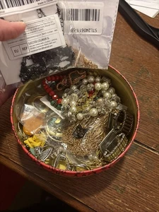 Lote surtido de joyas de más de 30 piezas para usar o manualidades - Imagen 1 de 5