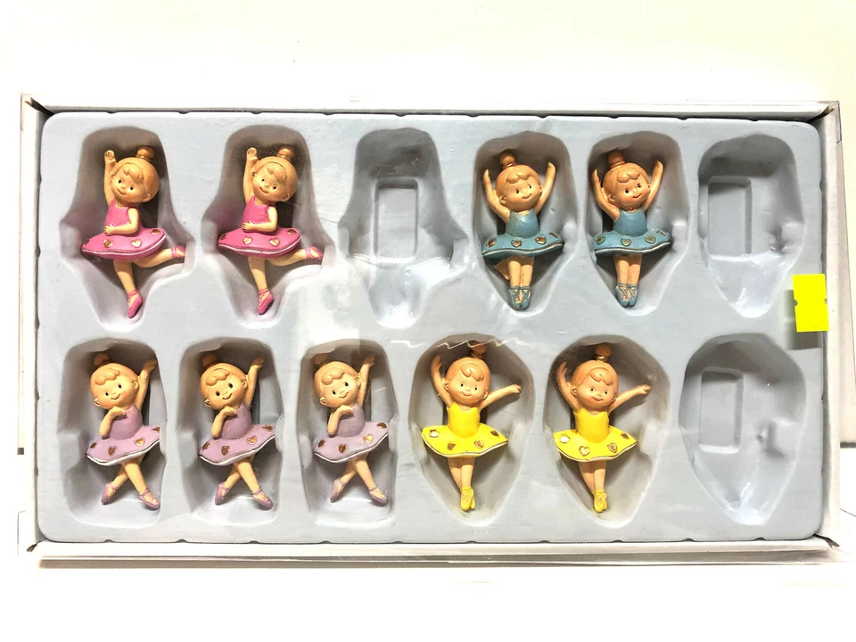 Stock 9 Bomboniere Ballerina a magnete in resina assortite in 4 mod. cm.6 (5988) - Immagine 1 di 1