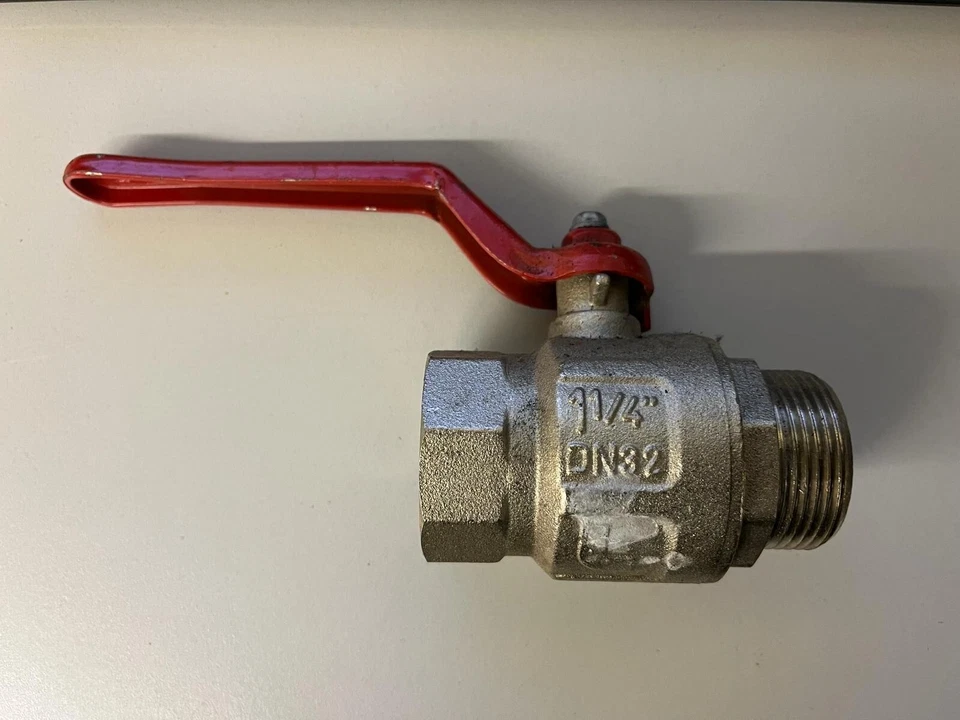 ISOLATION LEVER BALL VALVE NEW 1 1/4" M/F