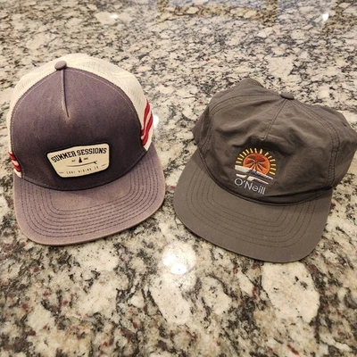 1 O'Neil Gris Y 1 Rojo Blanco Y Azul Sesiones de Verano Sombreros de Surf En Excelente Estado Foto 1 de 4