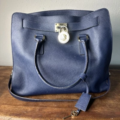 Bolsa de mão Michael Kors Tote Hamilton grande couro granulado azul seixo com chave - Imagem 1 de 4