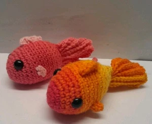 Juego de 2 piezas de peluches de ganchillo de pescado multicolor - hechos a mano - 7" - Imagen 1 de 4