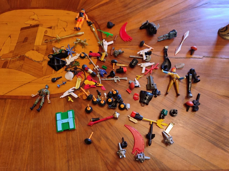 DG  LOTTO RICAMBI ACCESSORI VINTAGE PER ROBOT E ACTION FIGURE LEGGI BENE - Immagine 1 di 4