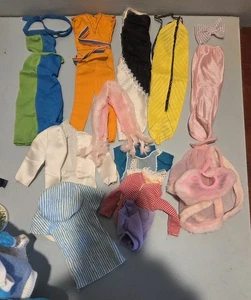 Barbie Muñeca Ropa De Colección Años 80 Mono Abrigo Suéteres Pantalones Tubo Vestidos 30 piezas - Imagen 1 de 6