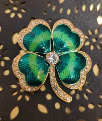 Hermoso prendedor de trébol Anne Klein de 4 hojas verde con pedrería  Foto 1 de 4