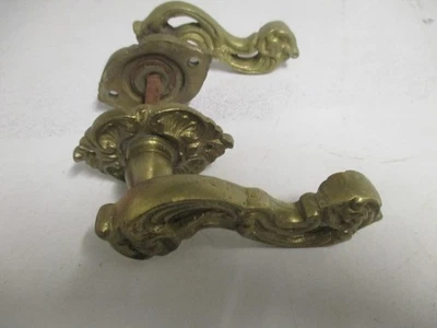 Ancienne paire de poignée de porte en bronze ciselé style rocaille . - Photo 1/4