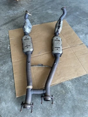 Convertidor catalítico de tubo medio Ford Mustang SVT Cobra 1996-1998 OEM Foto 1 de 4