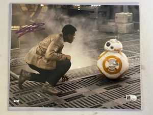 Foto autógrafa Topps Star Wars Authentics John Boyega Finn 8x10 con BB8 - Imagen 1 de 4