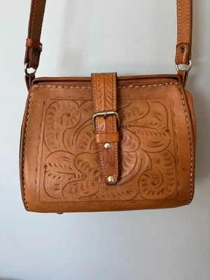 Bolso Bandolera Cartera De Colección Años 70 Paraguay Cuero Tostado Montura Repujado Foto 1 de 4