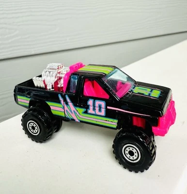 CAMIONETA PICKUP HOT WHEELS ELEVADA # 131 NEGRA CARROCERÍA RÍGIDA NISSAN CON INTERIOR ROSA 4x4 Foto 1 de 4