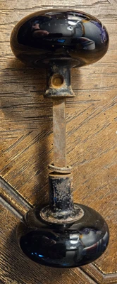 Juego de perillas de puerta redondas de porcelana negra vintage de 2,25" con husillo Foto 1 de 3