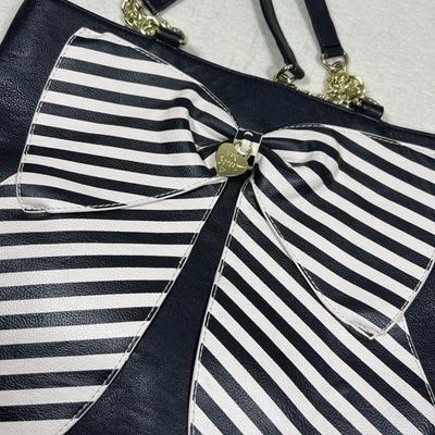 Bolsa tote feminina Betsey Johnson grande listrada preta branca bolsa de ombro arco - Imagem 1 de 4