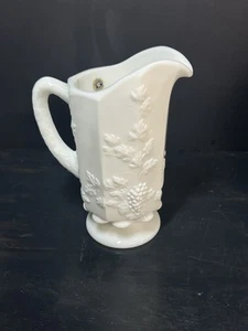 Vintage 1950’s Westmoreland Paneled Milk Glass Pitcher Embossed Grapes & Vine - Bild 1 von 11