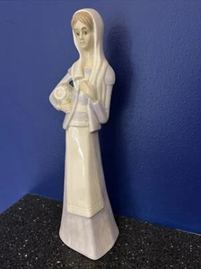 Figurine Lladro Style Porcelain Woman holding Water Jug 10.5" Signed Mikes Molds - Picture 1 of 6