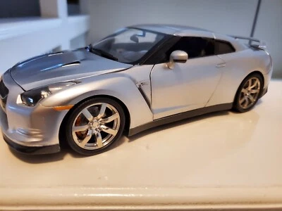 Jada 2009 Nissan GT-R Silver 1:18 Scale Diecast Model Car #92194 Silver Skyline - Image 1 of 4