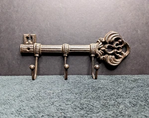 Llavero de pared con llave esqueleto ornamentado de metal 9,5" - Imagen 1 de 4