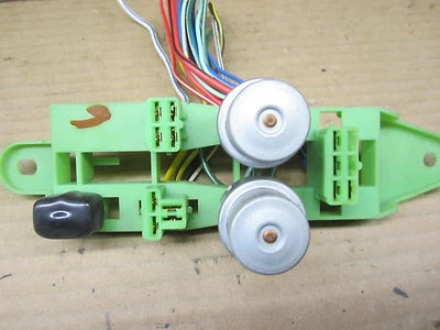 ЦЕНТРАЛЬНОЕ ОСНОВАНИЕ РЕЛЕ TOYOTA CELICA COUPE 81 1981 с 2 РЕЛЕ OE NO 9098701003 - Изображение 1 из 3