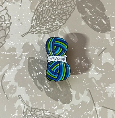 Pin de esmalte de esnob de hilo - Regalo para amantes del tejido y ganchillo y entusiastas del hilo Foto 1 de 4