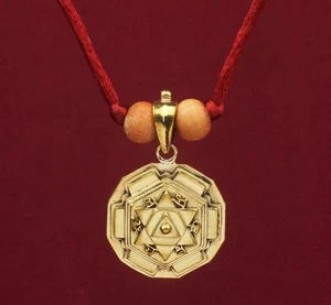 Shiva 3D Yantra Messing Medaillon/Anhänger in rotem Seidenfaden - Bild 1 von 4