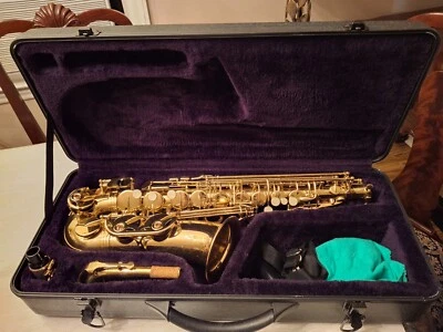 Yamaha Style E Flat Handgraved Alto Saxophone Gold Lacquered With Hard Case - Image 1 of 4