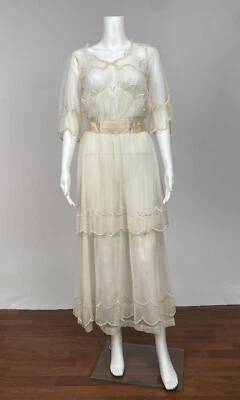 Antiguo vestido vintage de red de seda blanco de la era Titanic de la década de 1910 lazo satinado bordes festoneados Foto 1 de 4