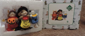 NIB Enesco Charming Tails "TRICKS OR TREATS FOR SOME LITTLE SWEETS" Figurine - Picture 1 of 1