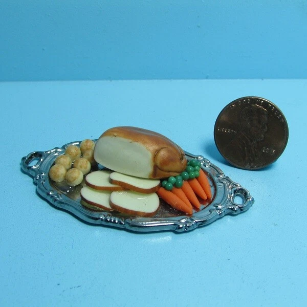 Cena de pavo miniatura para casa de muñecas con papas y zanahorias en plato IM66024 Foto 1 de 4