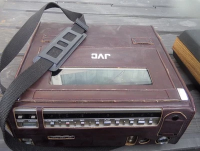 JVC HR-2200EK Videoregistratore VHS portatile con custodia + caricatore P22EK - Immagine 1 di 4