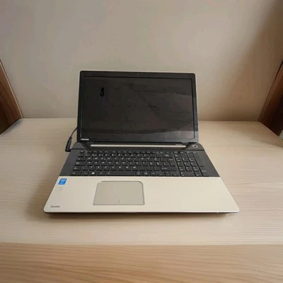 Toshiba Satellite L70, Defective - Bild 1 von 4