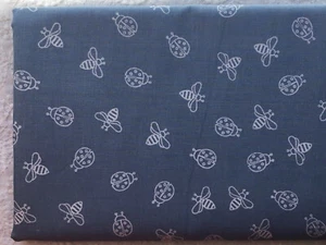 RARO Y FUERA DE STOCK Vitrina de Acolchado GRIS POLVORIENTO ABEJAS Y LADYBUGS *100% Algodón FQ* - Imagen 1 de 2