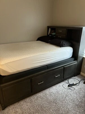 полноразмерный комплект мебели для спальни - Изображение 1 из 4