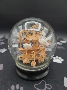 Vintage chinesisches Diorama Kork geschnitzte Bäume Kranich Skulptur mundgeblasene Glaskuppel - Bild 1 von 7