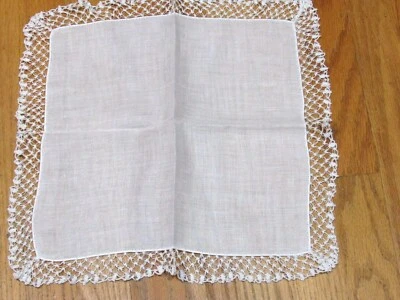 Antiguo pañuelo de boda vintage blanco algodón lino bordes ganchillo a mano 13" cuadrados Foto 1 de 4