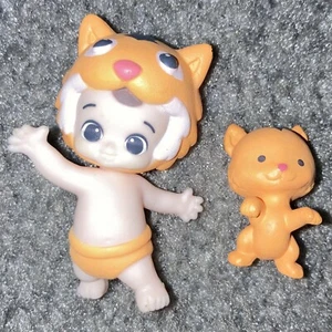 TWOZIES ZWEI ABENTEUERLICHE ORANGE TIGER SET BABY TOMBO & HAUSTIER TYSON T1-067 FIGUREN! - Bild 1 von 3