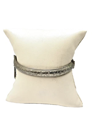 Brazalete brazalete vintage plateado floral grabado con bisagras con cadena de seguridad Foto 1 de 4