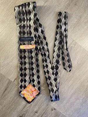 Corbata Ted Baker London Argyle negra y gris con forro floral Foto 1 de 4