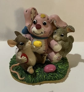 Easter Fitz e Floyd Charming Tails "No Thanks I'm Stuffed" coniglietti topolino  - Foto 1 di 3