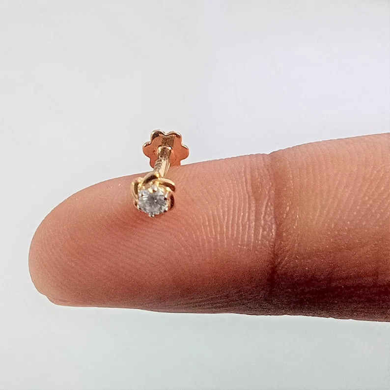 Pasador de nariz solitario de moissanita de corte redondo de 2 mm enchapado en oro amarillo de 14 K Foto 1 de 4