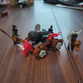 LEGO Castle 6098 King Leo's Castle 2 Figures + Battering Ram