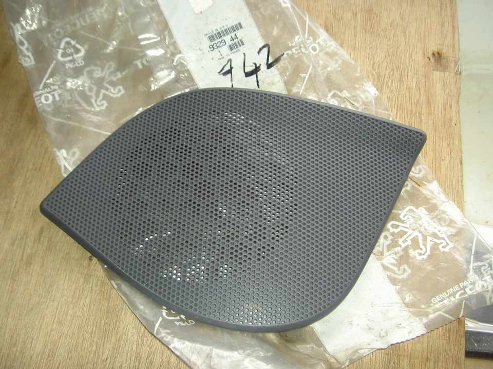 PEUGEOT 206 SPEAKER GRILL SPEAKER COVER FRONT RIGHT OFFSIDE 932944 GENUINE NEW - Image 1 of 1