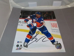 Autógrafo foto firmado por John Tavares de los isleños de Nueva York 8x10 Beckett BAJO CERTIFICADO DE AUTENTICIDAD 1A - Imagen 1 de 4