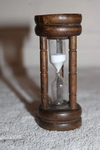 Antiguo temporizador de huevos madera de árbol arena blanca reloj de arena blanca - Imagen 1 de 6