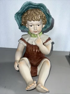 Raro antico pianoforte bambino in porcellana bisque. Alto 13" con cofano blu e abito rosso. - Foto 1 di 9