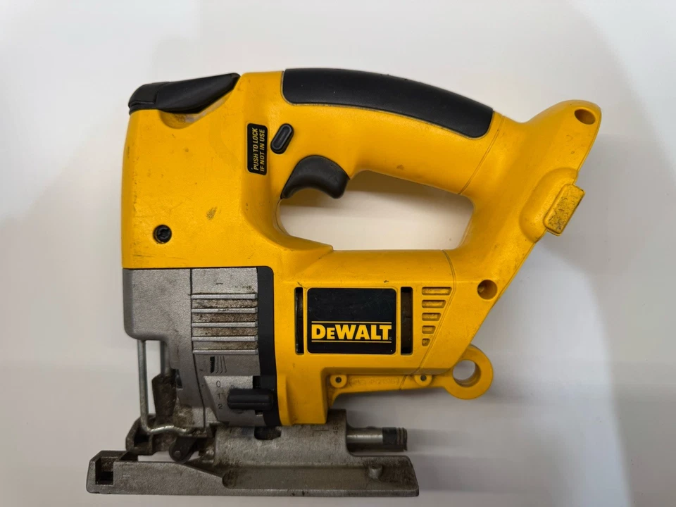 DeWALT TOOLS 18V SEM FIO DW933 VELOCIDADE VARIÁVEL, SERRA ORBITAL (FERRAMENTA NUA) - Imagem 1 de 4