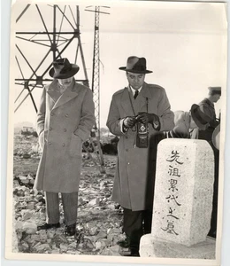 US Newsmen Dimitman & Smith HIROSHIMA Monumento BOMBA ATOMICA 1947 Foto Stampa - Foto 1 di 2