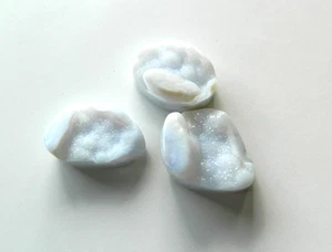 Agate, Blue, Druzy Flattened Briolette Nuggets 19mm x 13-17mm Approx, Pack No 5 - Bild 1 von 1