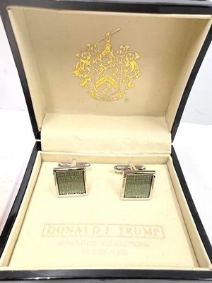 Gemelos Donald Trump Signature Collection tono plateado y verde con caja Foto 1 de 4