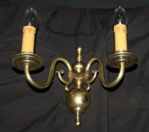 VINTAGE WALL LIGHT ONE BRASS FLEMISH DOUBLE SCONCE (MR20AR) - Picture 1 of 5