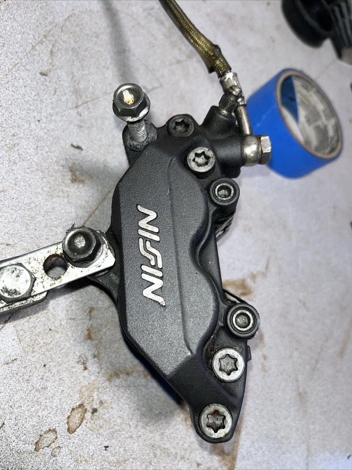 Pinza de disco de freno delantera derecha Honda CBR 900 RR CBR900 CBR900RR 1998 y 1999 Foto 1 de 4